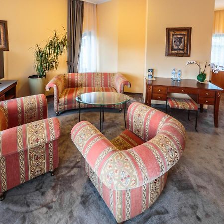Hotel Fenix Еленя-Гура Экстерьер фото