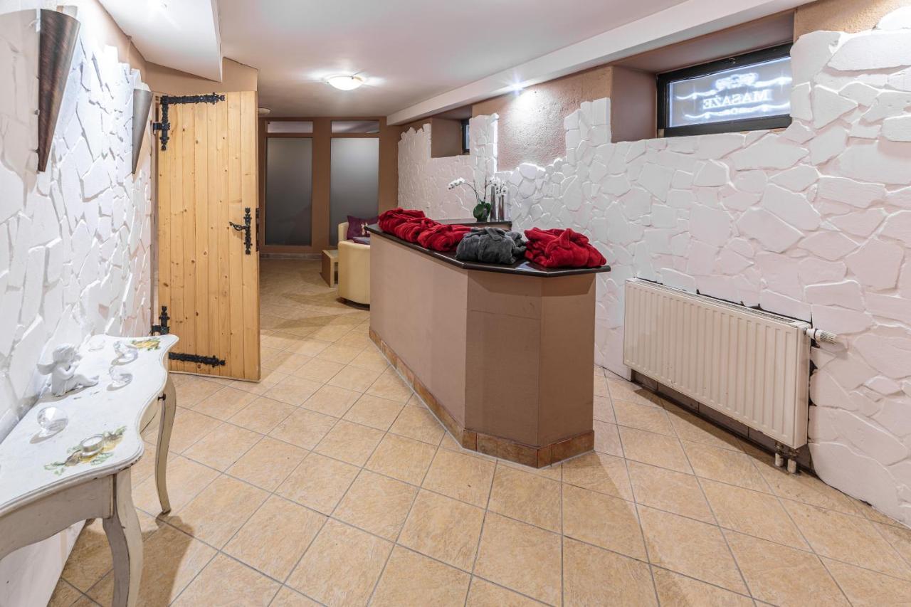 Hotel Fenix Еленя-Гура Экстерьер фото