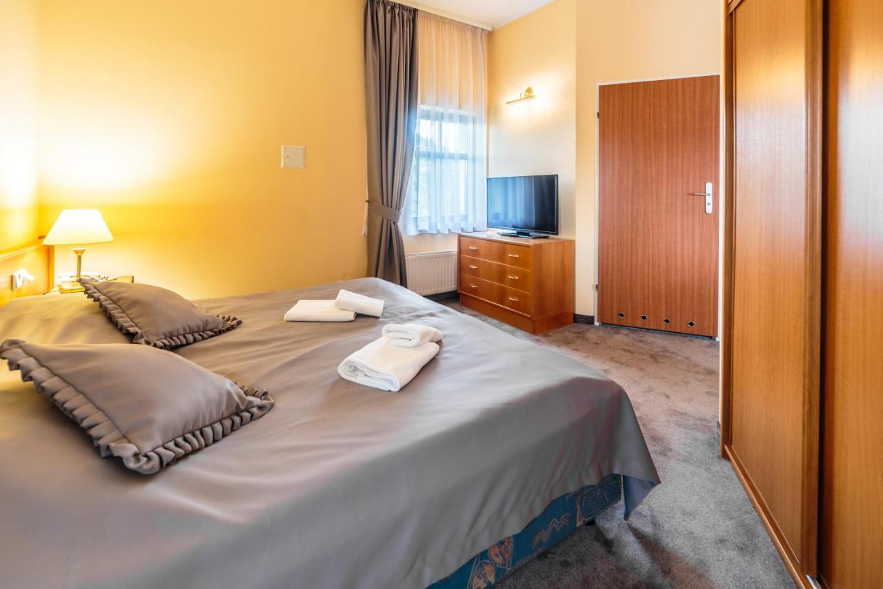 Hotel Fenix Еленя-Гура Экстерьер фото