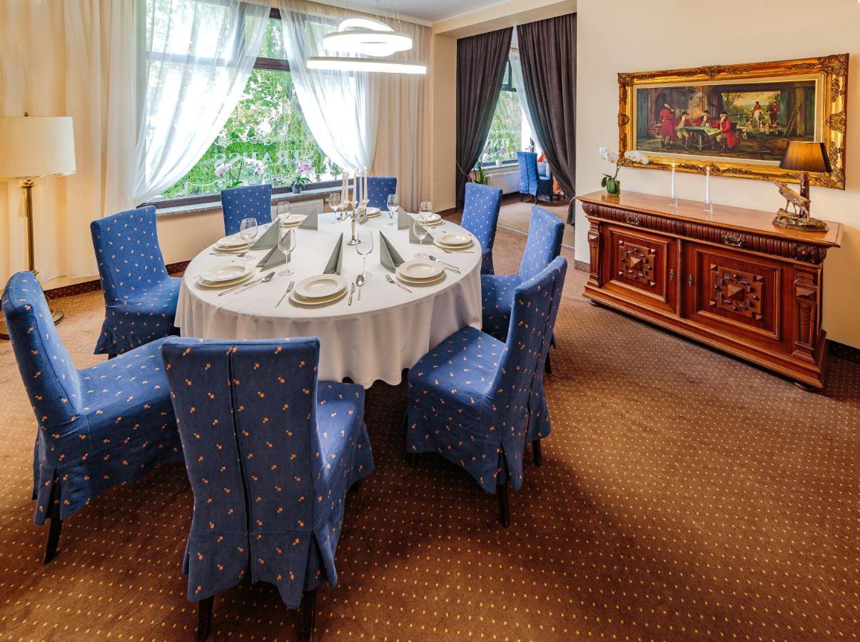 Hotel Fenix Еленя-Гура Экстерьер фото