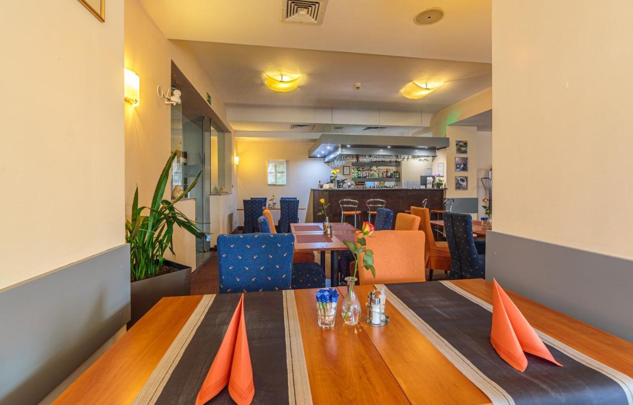 Hotel Fenix Еленя-Гура Экстерьер фото