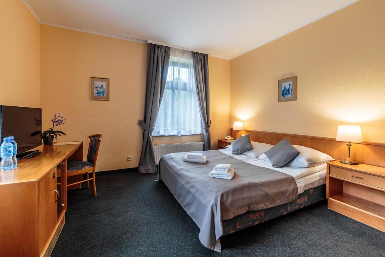 Hotel Fenix Еленя-Гура Экстерьер фото