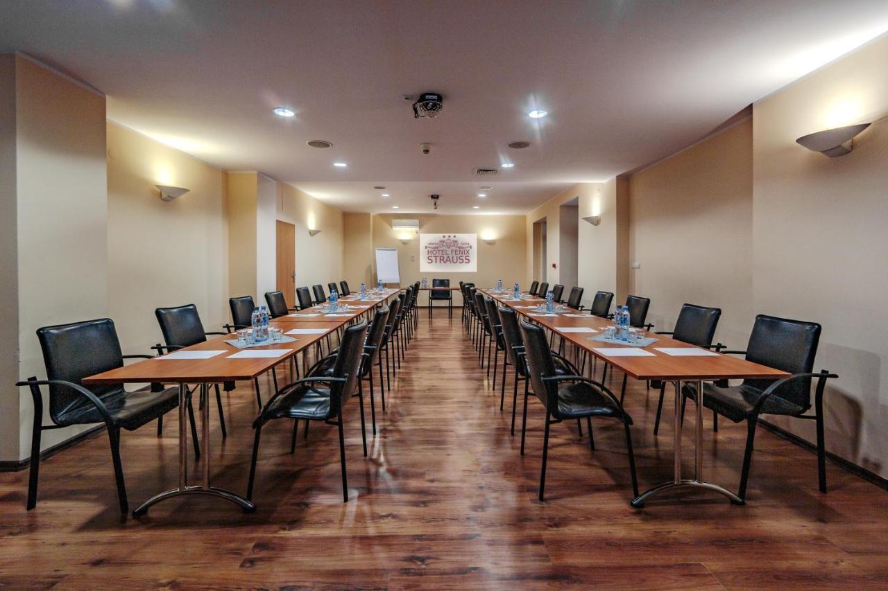 Hotel Fenix Еленя-Гура Экстерьер фото
