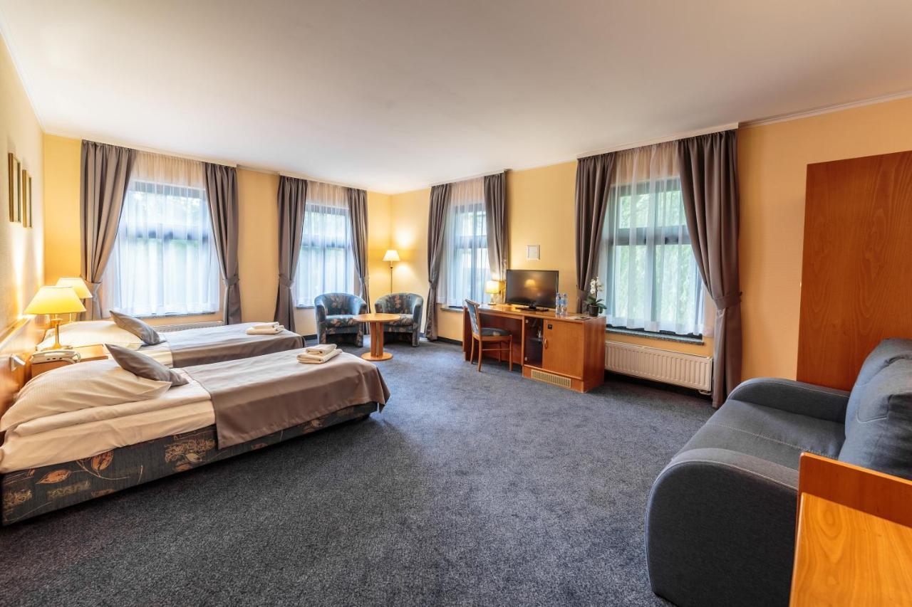 Hotel Fenix Еленя-Гура Экстерьер фото