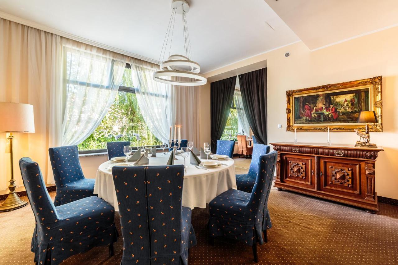 Hotel Fenix Еленя-Гура Экстерьер фото