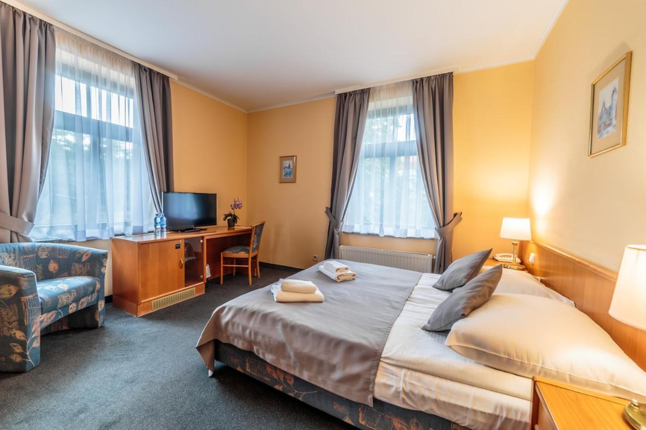 Hotel Fenix Еленя-Гура Экстерьер фото