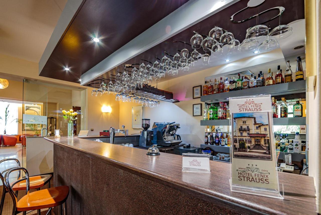 Hotel Fenix Еленя-Гура Экстерьер фото
