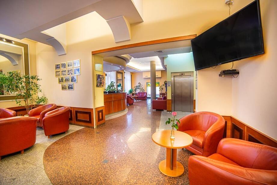Hotel Fenix Еленя-Гура Экстерьер фото