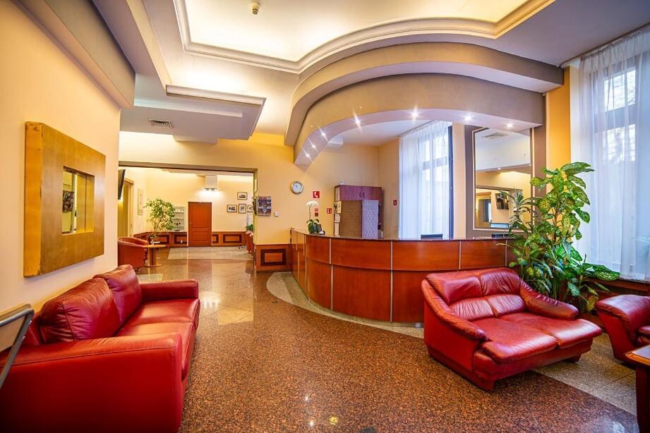 Hotel Fenix Еленя-Гура Экстерьер фото