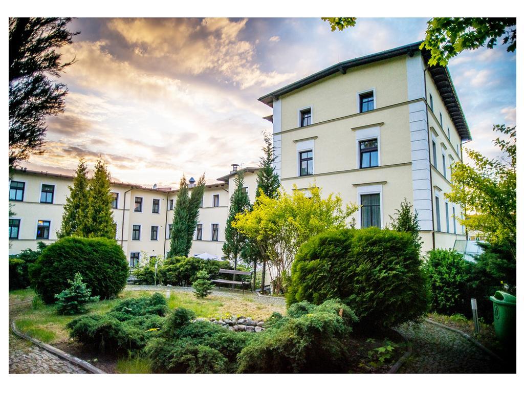 Hotel Fenix Еленя-Гура Экстерьер фото