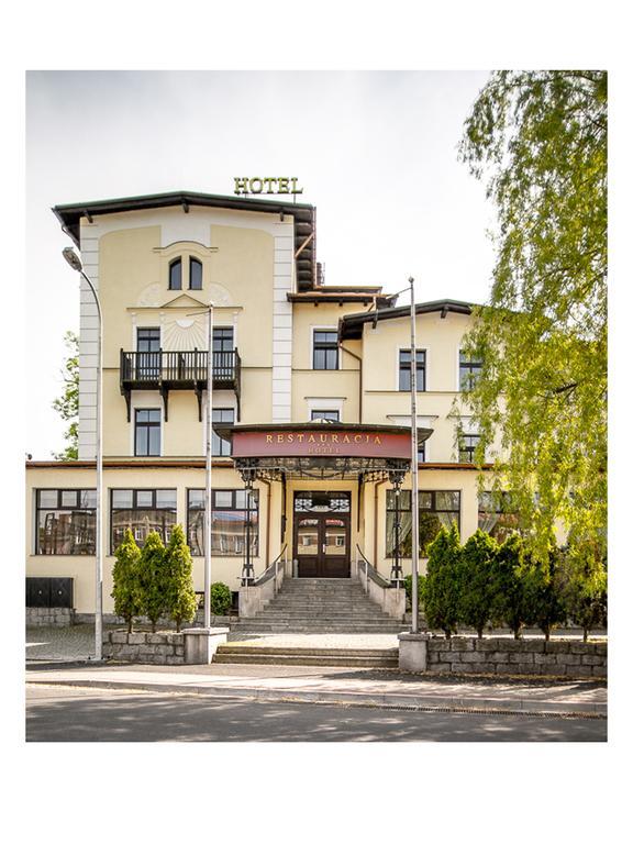 Hotel Fenix Еленя-Гура Экстерьер фото