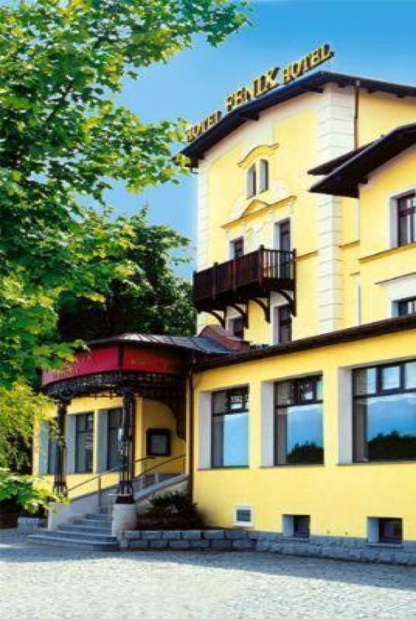 Hotel Fenix Еленя-Гура Экстерьер фото